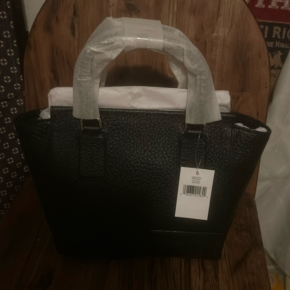 Brand new with tags, beautiful Kate Spade bag. ♠️